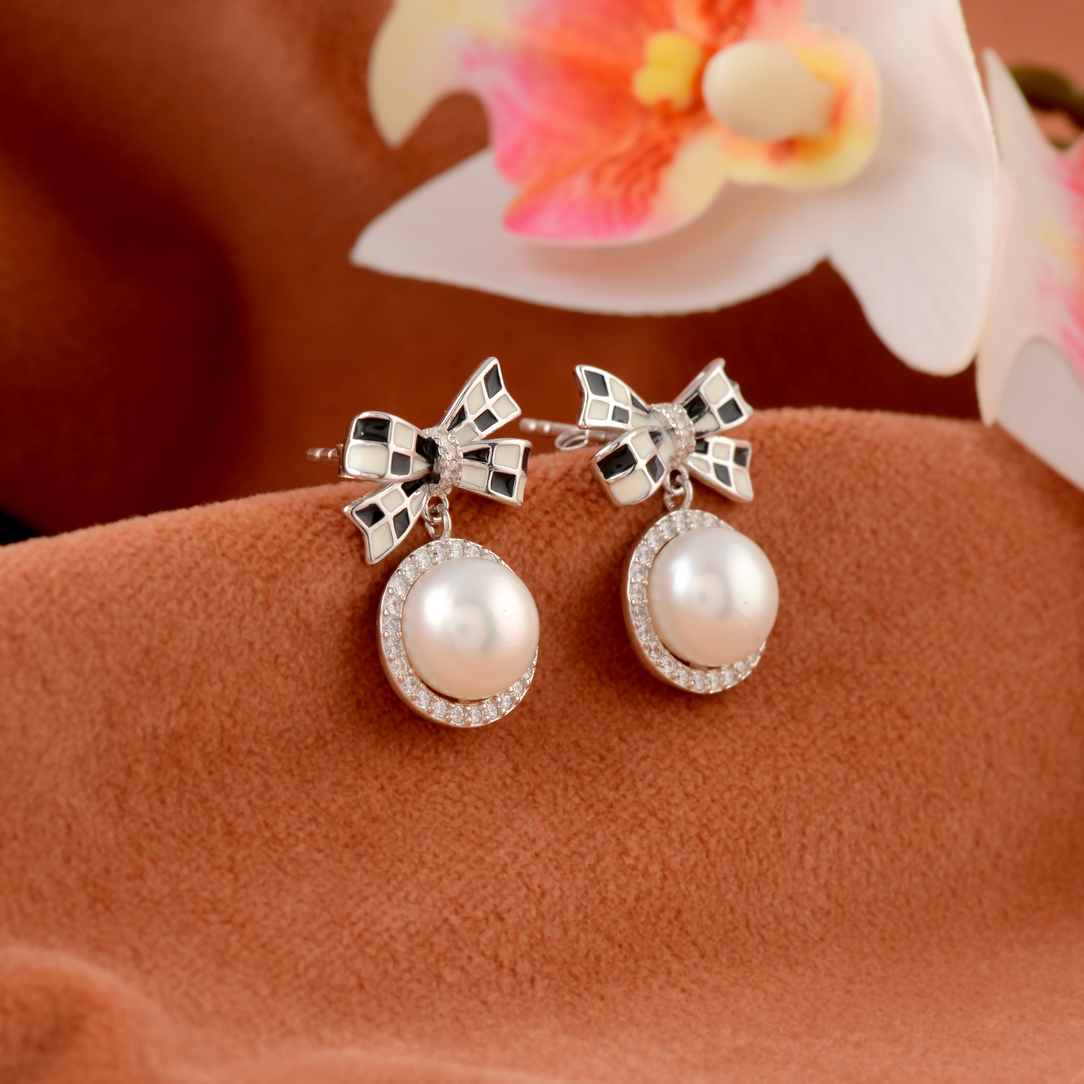 Pearl earrings with bow shape